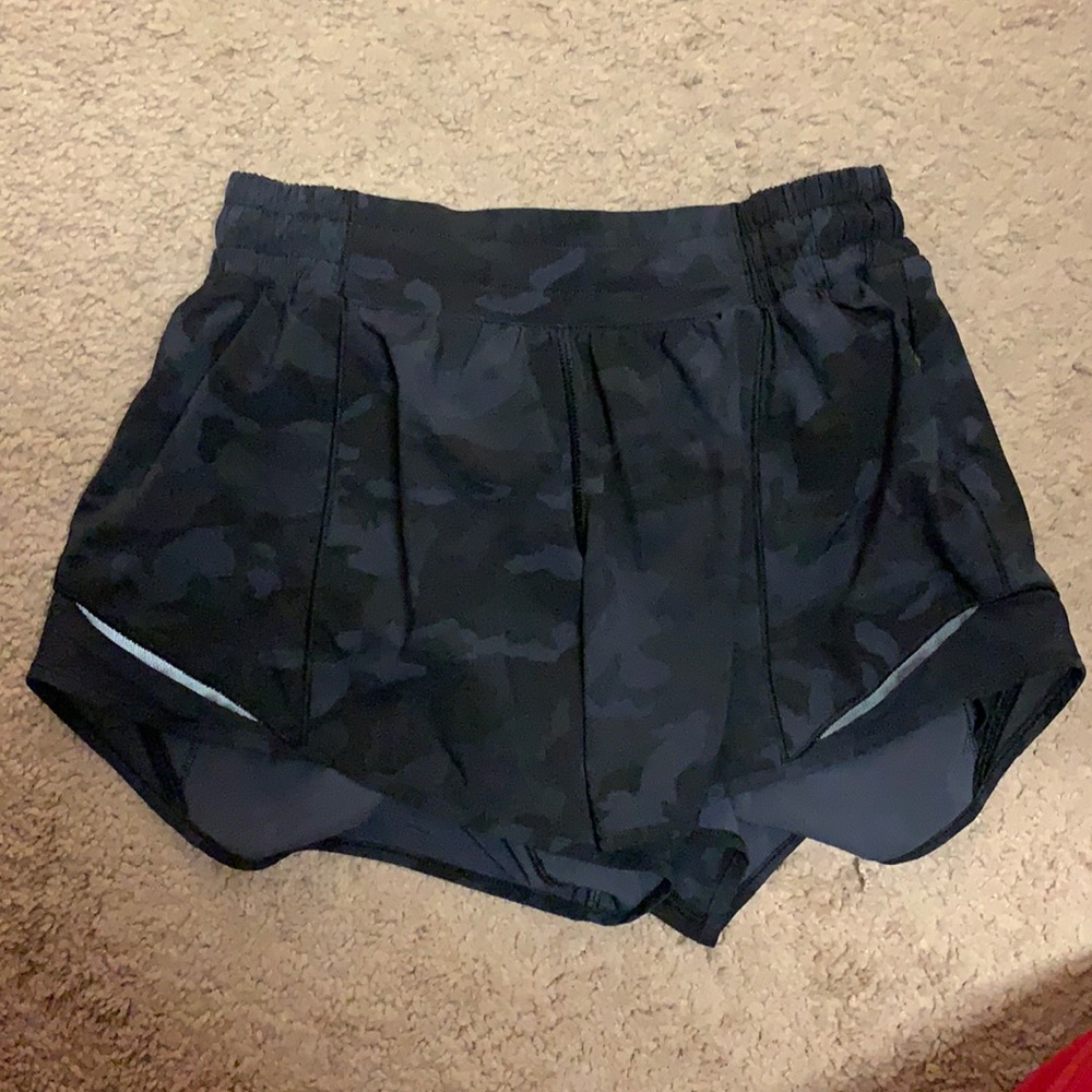 Lululemon Hotty Hot Shorts- 2.5 inch- Size 6